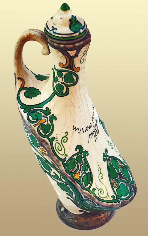 Nr.: 104, Reeds verkocht : sieraardewerk van Holland Utrecht, Omschrijving: Plateel Jeneverkruik + stolp, Hoog 25 cm Breed 9,7 cm, Periode: Jaar 1893-1920, Schilder : Onbekend, 