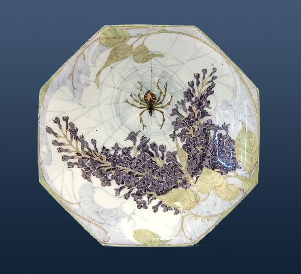 Nr.: 162, Reeds verkocht : sieraardewerk van Rozenburg,  Omschrijving: (eierschaal) Plateel Schoteltje, Diameter 13,7 cm , Periode: Jaar 1905, Schilder : Samuel Schellink, 