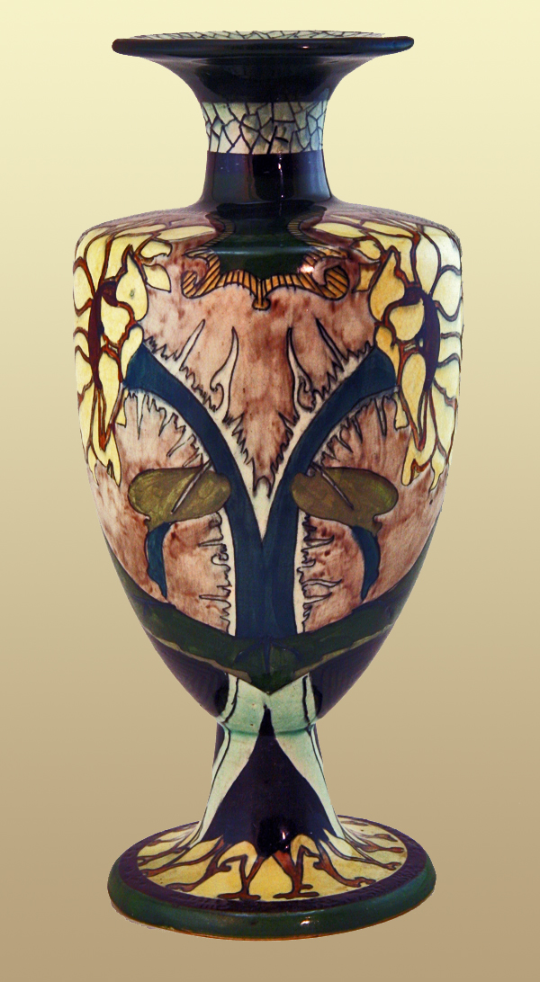 Nr.: 197, Reeds verkocht : sieraardewerk van Brantjes  Plateel vaas, (model 1072) ,  (Decor E), Hoog 27 cm , Diameter 12,5 cm , Jaar letter C , Schilder F.S.