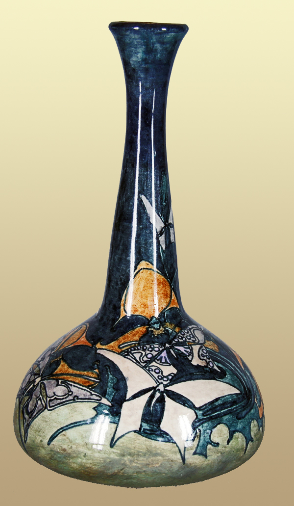 Nr.: 228, Reeds verkocht : sieraardewerk van Holland Utrecht  Plateel Vaas, Hoog 29 cm , Diameter 15 cm , Jaar 1893-1920 , Schilder onbekend