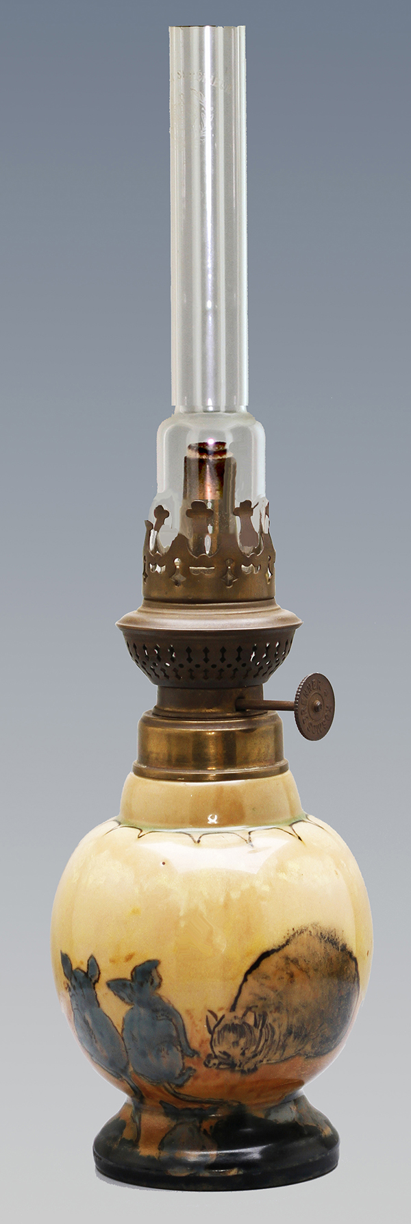 Nr.: 26, Te koop aangeboden sieraardewerk van Rozenburg, Omschrijving: Plateel Olielampje, Hoog 33,6 cm Breed 9,4 cm, Periode: Jaar 1890, Schilder : voor Verburg, 