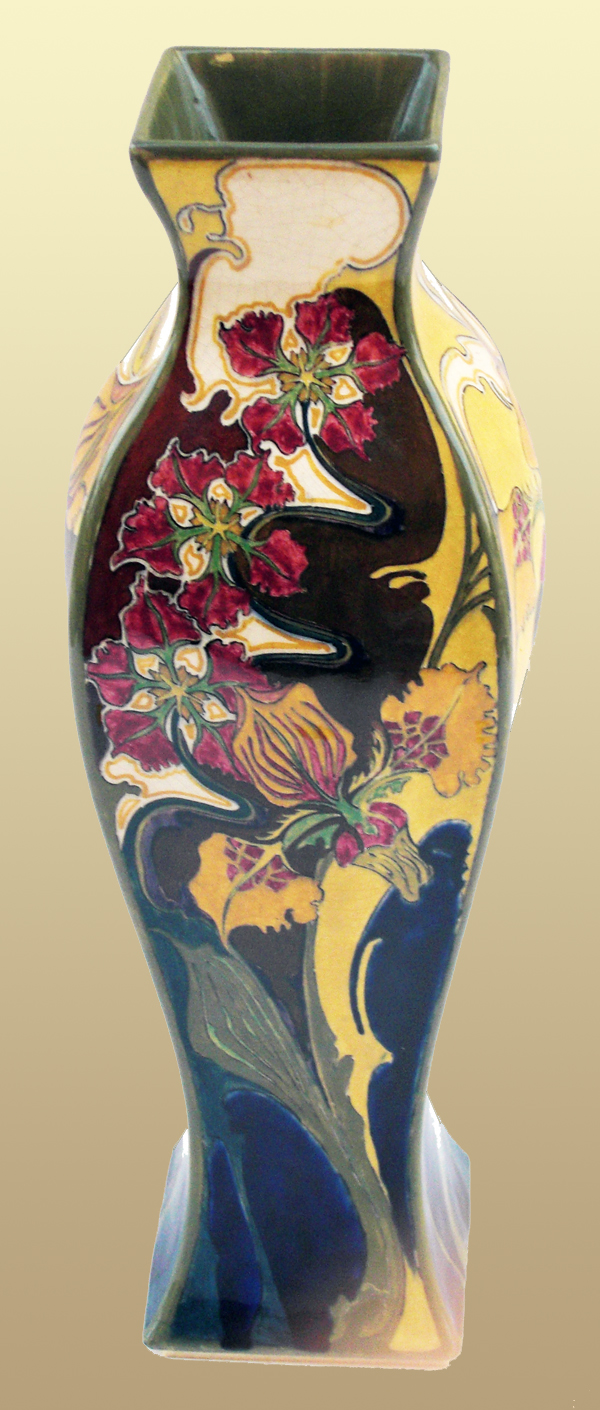 Nr.: 52, Reeds verkocht : sieraardewerk van Rozenburg, Omschrijving: Plateel Vaas, Hoog 32,6 cm Breed 11,5 cm, Periode: Jaar 1901, Schilder : Samuel Schellink, 