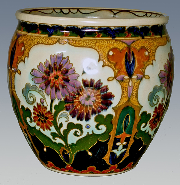 Nr.: 75, Te koop aangeboden sieraardewerk van Rozenburg, Omschrijving: (juliana) Plateel Vaas, Hoog 12,2 cm Breed 13 cm, Periode: Jaar 1913, Schilder : Onbekend, 